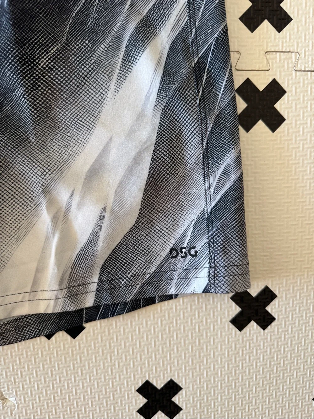 DSG boys agility shorts in Black & White size L NWT